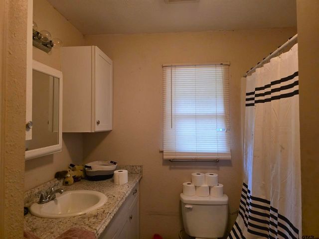 300 Walnut, Naples, TX 75568