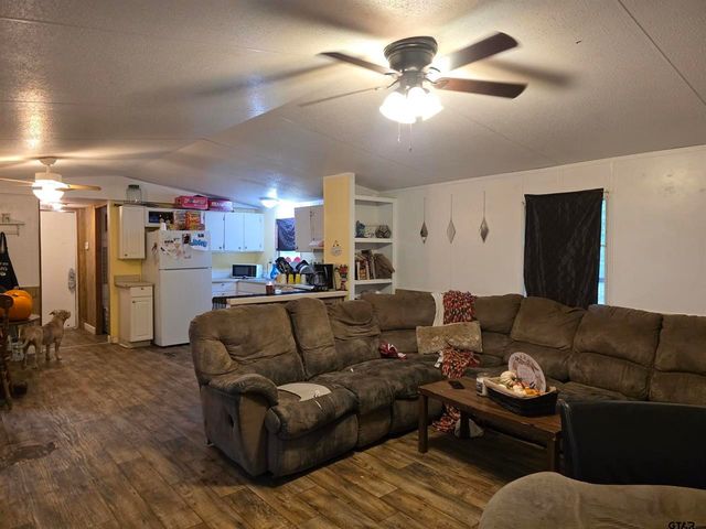 300 Walnut, Naples, TX 75568