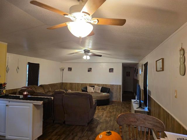 300 Walnut, Naples, TX 75568