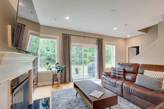 837 Ledgewood Way 837, Clinton, MA 01510