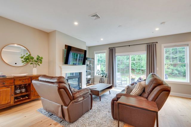 837 Ledgewood Way 837, Clinton, MA 01510