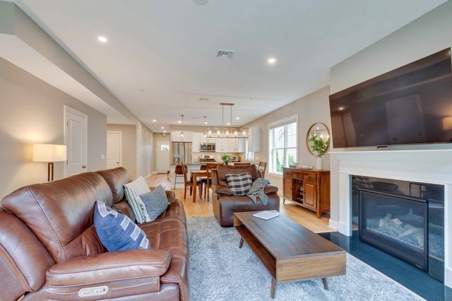 837 Ledgewood Way 837, Clinton, MA 01510