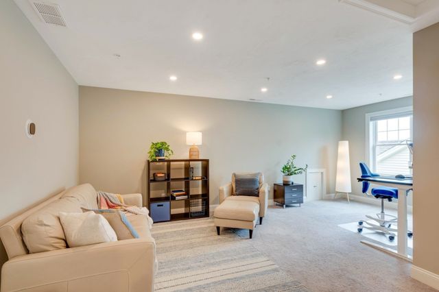 837 Ledgewood Way 837, Clinton, MA 01510