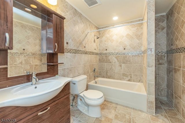 5 Pin Oak Rd, West Caldwell Twp., NJ 07006