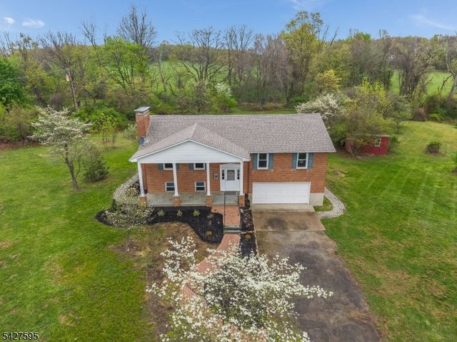 34 Berk Ln, Lebanon Twp., NJ 08826
