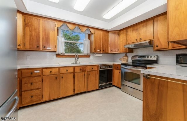34 Berk Ln, Lebanon Twp., NJ 08826