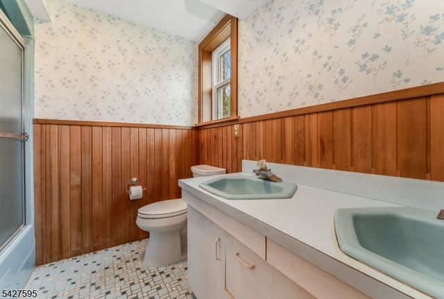 34 Berk Ln, Lebanon Twp., NJ 08826