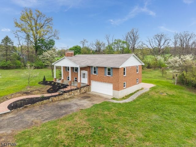 34 Berk Ln, Lebanon Twp., NJ 08826