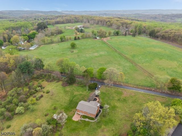 34 Berk Ln, Lebanon Twp., NJ 08826