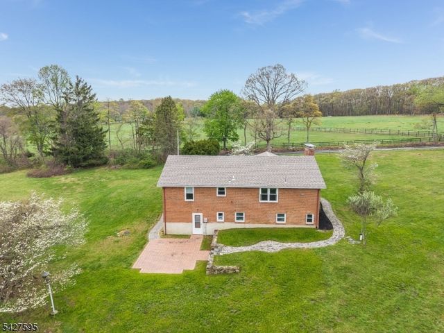 34 Berk Ln, Lebanon Twp., NJ 08826