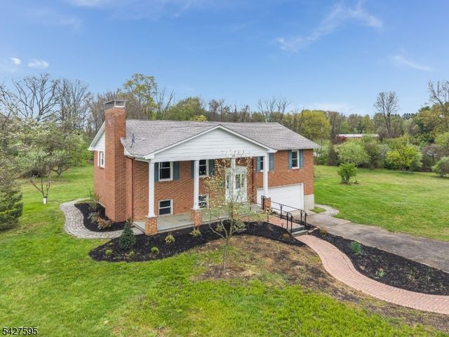 34 Berk Ln, Lebanon Twp., NJ 08826