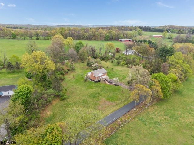 34 Berk Ln, Lebanon Twp., NJ 08826