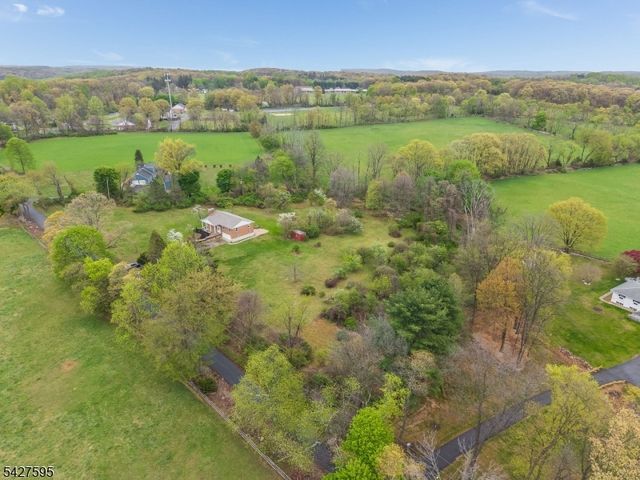 34 Berk Ln, Lebanon Twp., NJ 08826