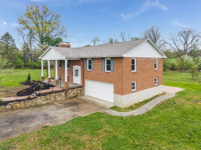 34 Berk Ln, Lebanon Twp., NJ 08826
