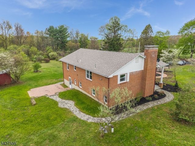 34 Berk Ln, Lebanon Twp., NJ 08826