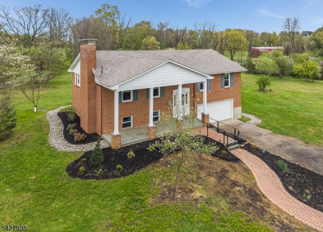 34 Berk Ln, Lebanon Twp., NJ 08826