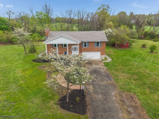 34 Berk Ln, Lebanon Twp., NJ 08826