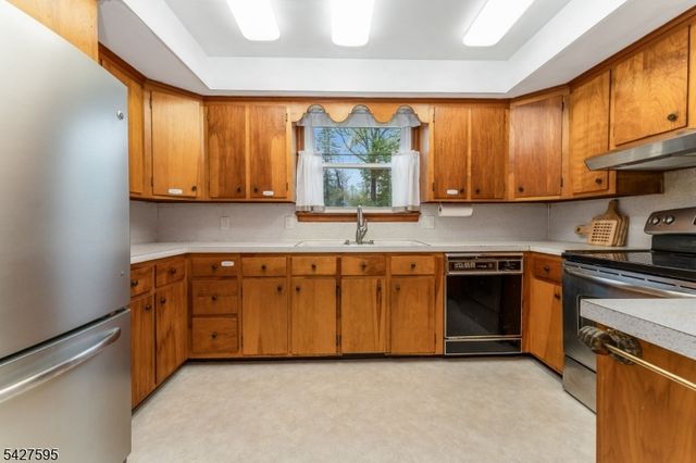 34 Berk Ln, Lebanon Twp., NJ 08826