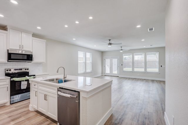 1625 Avenue D, Grand Prairie, TX 75051