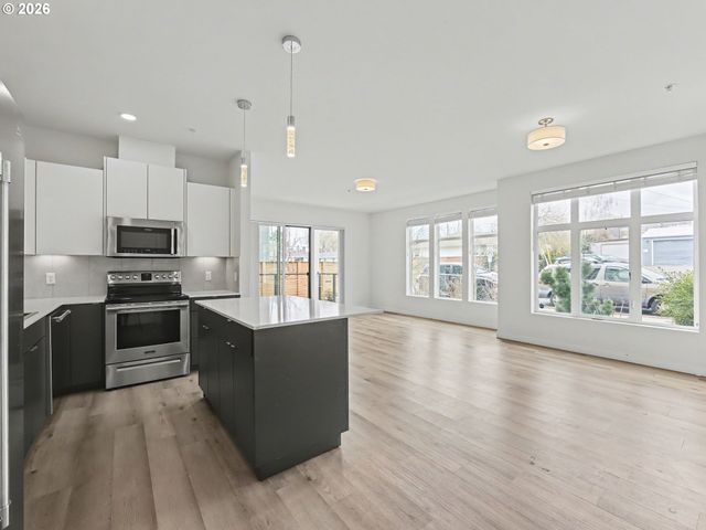 425 Ne BRYANT St 101, Portland, OR 97211