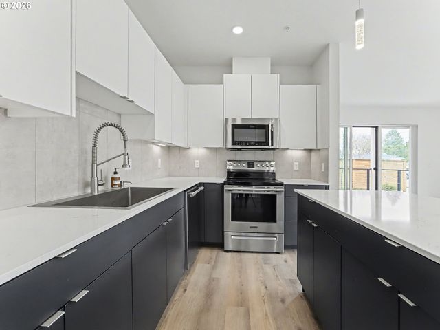 425 Ne BRYANT St 101, Portland, OR 97211