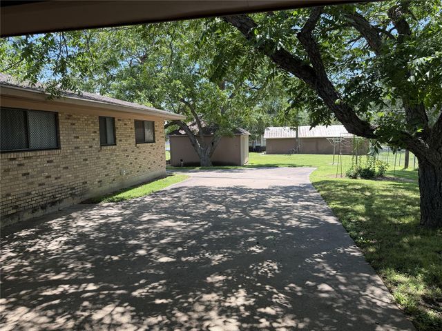 701 Herder Avenue, Schulenburg, TX 78956