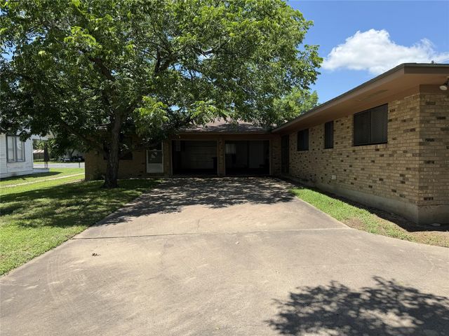 701 Herder Avenue, Schulenburg, TX 78956
