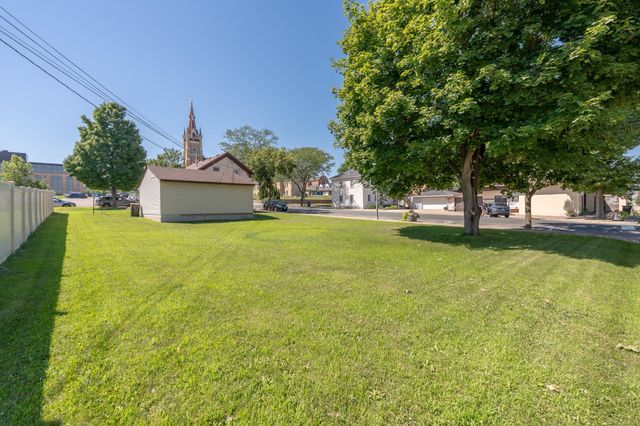 239 3rd Avenue W, Shakopee, MN 55379
