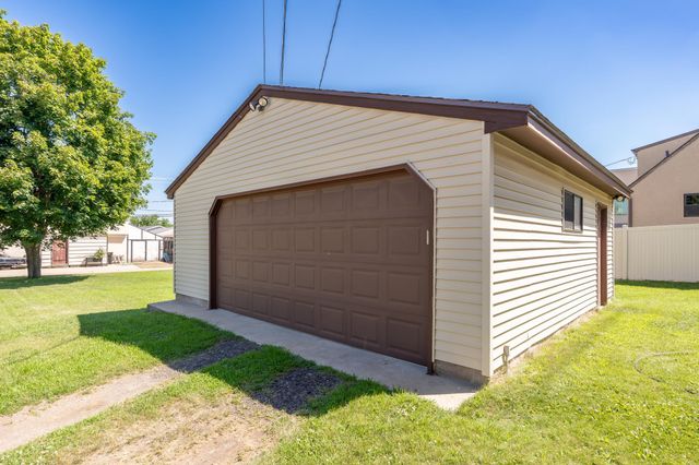 239 3rd Avenue W, Shakopee, MN 55379