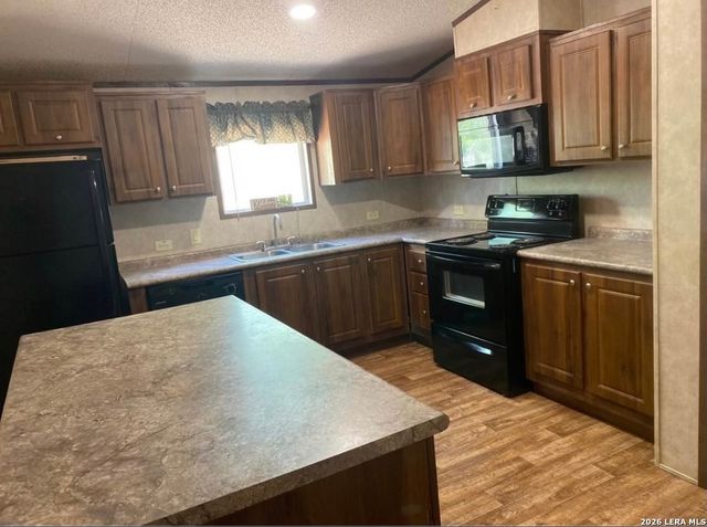 138 CR 2666, Moore, TX 78015