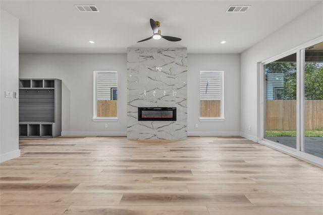 3914 Harlingen Street, Dallas, TX 75212