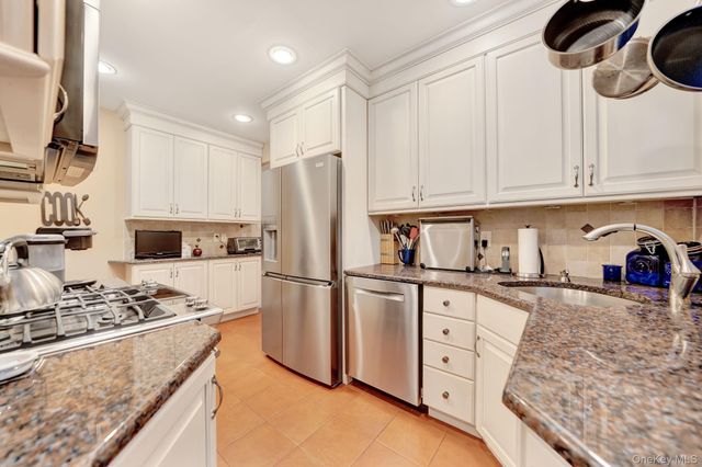 327 Wynsum Avenue, Merrick, NY 11566