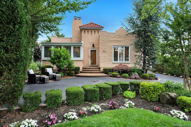 327 Wynsum Avenue, Merrick, NY 11566