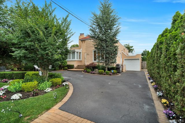 327 Wynsum Avenue, Merrick, NY 11566