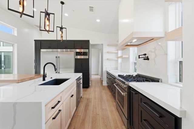 2191 N Linwood Street, Visalia, CA 93291