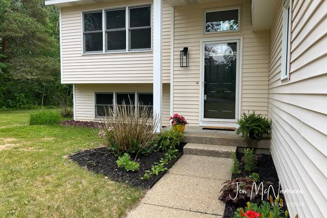 4050 Rector Street NE, Rockford, MI 49341