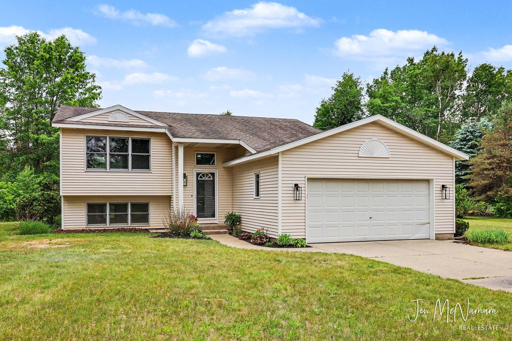 4050 Rector Street NE, Rockford, MI 49341