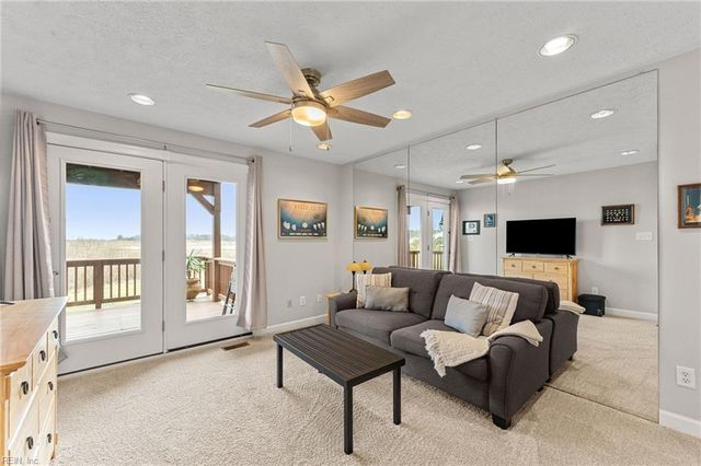 21 Mizzen CIR, Hampton, VA 23664