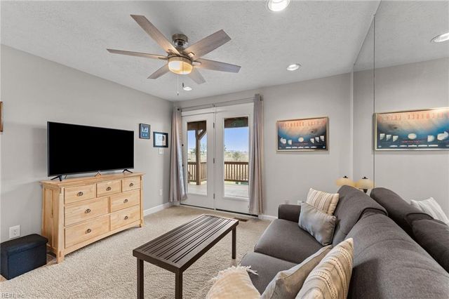 21 Mizzen CIR, Hampton, VA 23664