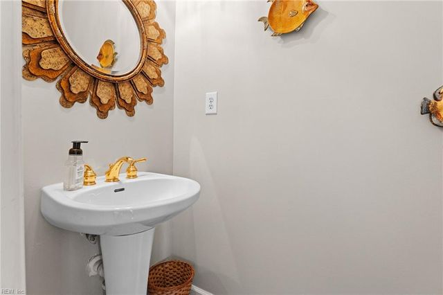 21 Mizzen CIR, Hampton, VA 23664