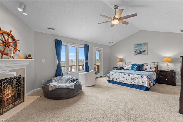 21 Mizzen CIR, Hampton, VA 23664