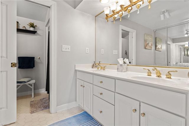 21 Mizzen CIR, Hampton, VA 23664