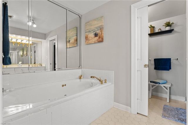 21 Mizzen CIR, Hampton, VA 23664