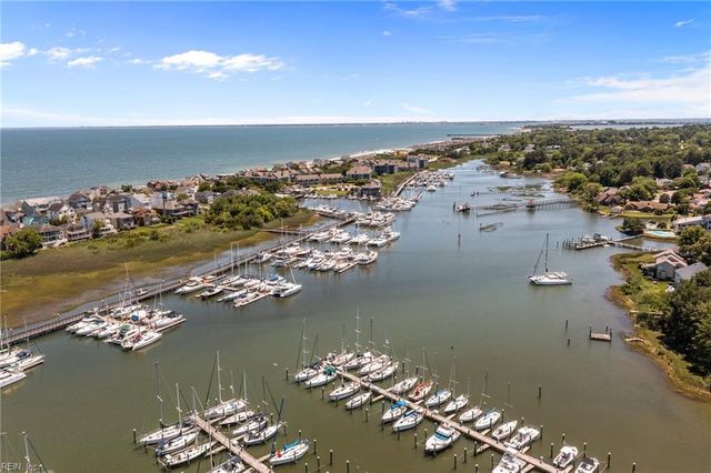 21 Mizzen CIR, Hampton, VA 23664