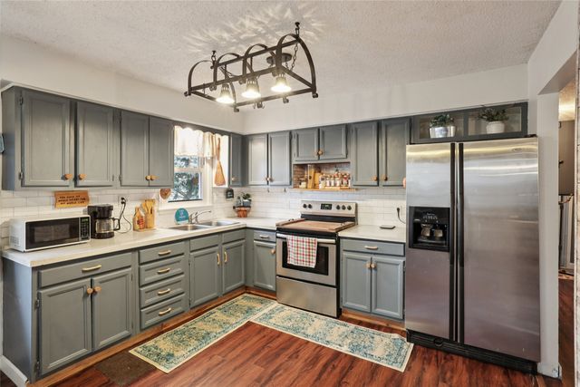 1008 N 8th Avenue E, Newton, IA 50208