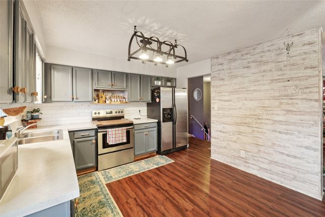 1008 N 8th Avenue E, Newton, IA 50208