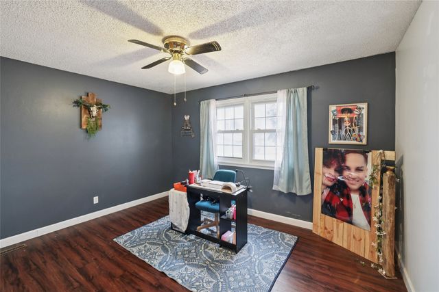 1008 N 8th Avenue E, Newton, IA 50208