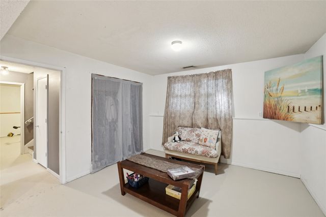 1008 N 8th Avenue E, Newton, IA 50208