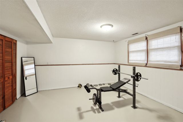 1008 N 8th Avenue E, Newton, IA 50208