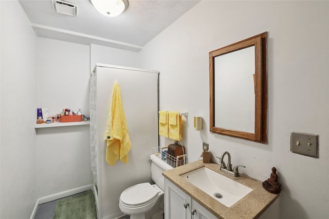 1008 N 8th Avenue E, Newton, IA 50208